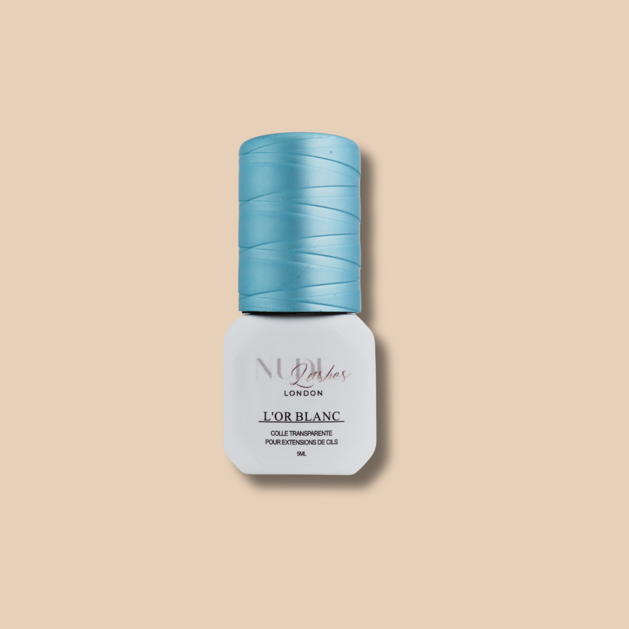 Colle professionnelle transparente L’Or Blanc utilisée pour extensions de cils colorés, lash tech France.
